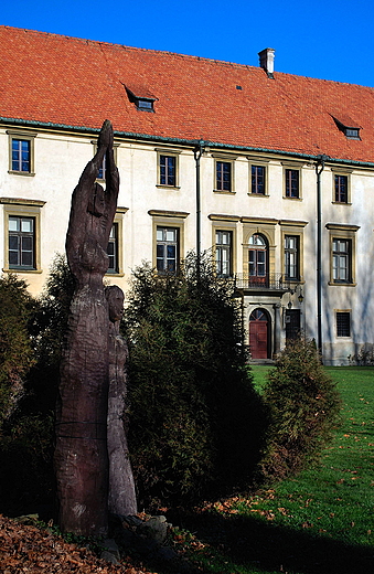 Sucha Beskidzka. Fragment zamku. Na pierwszym planie ludowa rzeba drewniana.