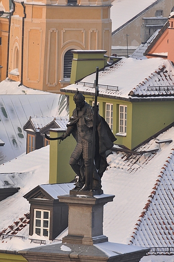 kolumna zygmunta, symbol Warszawy na tle dachw starwki