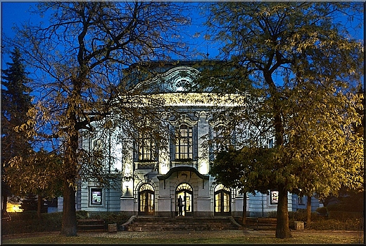 Teatr im.Adama Mickiewicza w  Cieszynie w  nocnej iluminacji