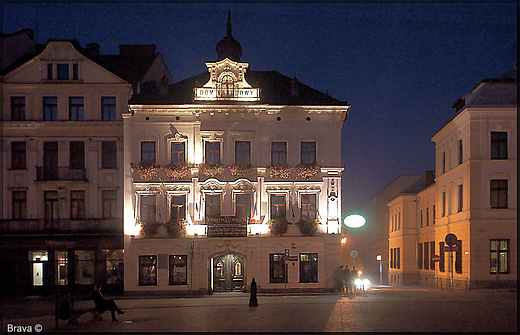 Dom Narodowy w  Cieszynie w  nocnej iluminacji