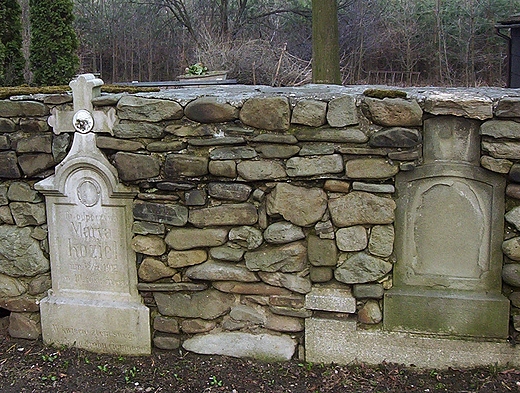 Stare nagrobki na cmentarzu przy ko. w. Anny