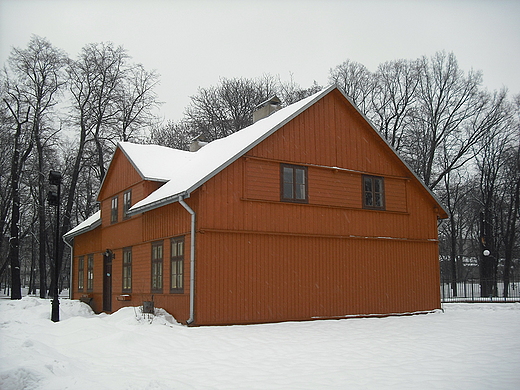 d. Skansen dzkiej Architektury Drewnianej.