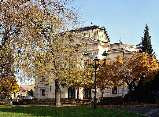 Teatr. Pseudobarokowy gmach w stylu wiedeskim z pocz. XXw.