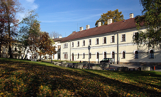 Park Zamkowy. Widok na wewnetrzn stron Paacu Habsburgw.