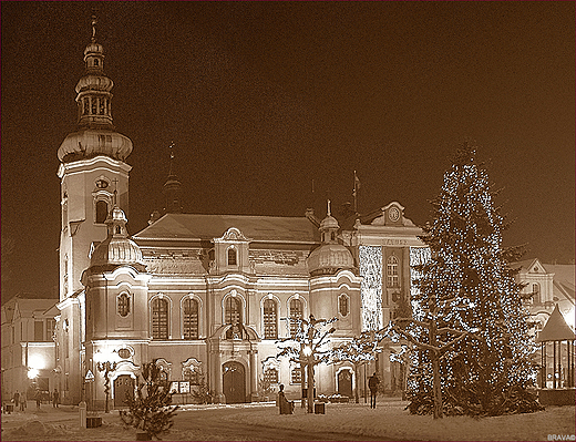 Pszczyna noc - Koci ewangelicki i fragment Ratusza w Pszczynie