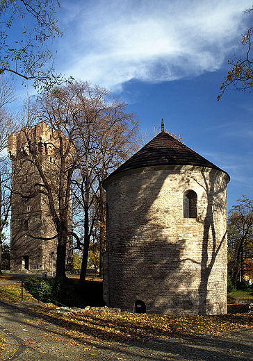 Wzgrze Zamkowe. Romaska rotunda i gotycka wiea.