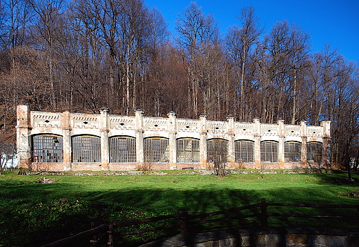 Park zamkowy. Budynek Oranerii w stylu neogotyku angielskiego.