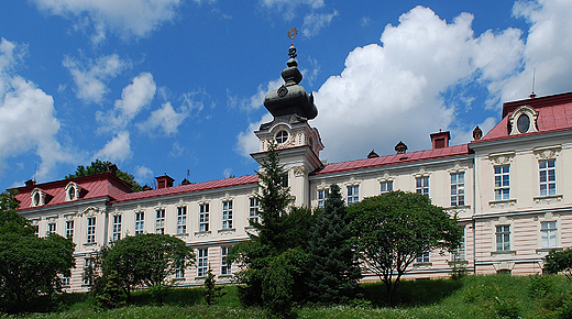 Klasztor SS. Elbietanek zbudowany na pocz. XXw w stylu neobarokowym.