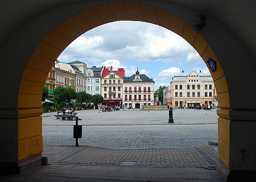 Widok na rynek z przejscia pod ratuszem.