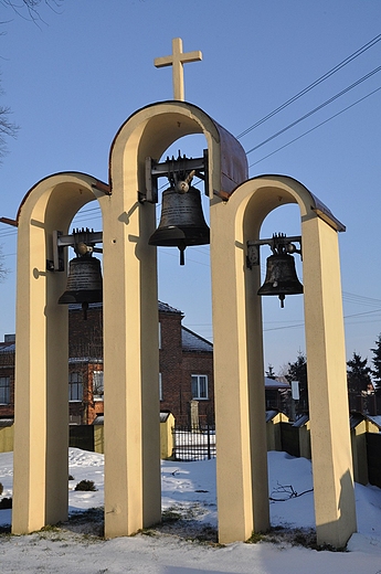 dzwonnica przy drewnianym kociele w Tumie