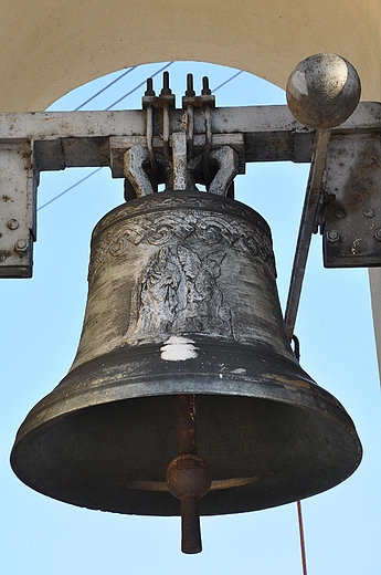 dzwon - dzwonnica przy drewnianym kociele w Tumie