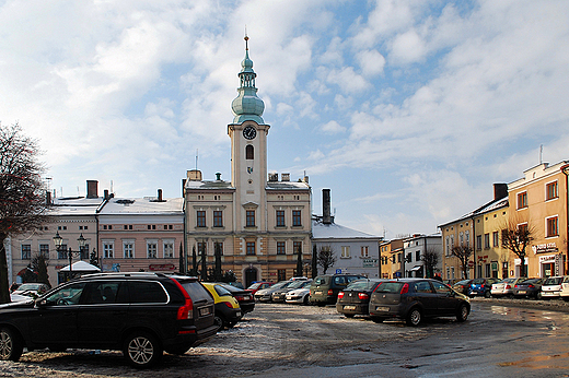 Rynek z ratuszem.