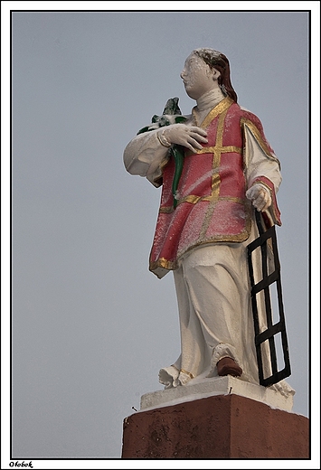 Oobok - kamienna figura witego Wawrzyca na terenie palcu klasztornego