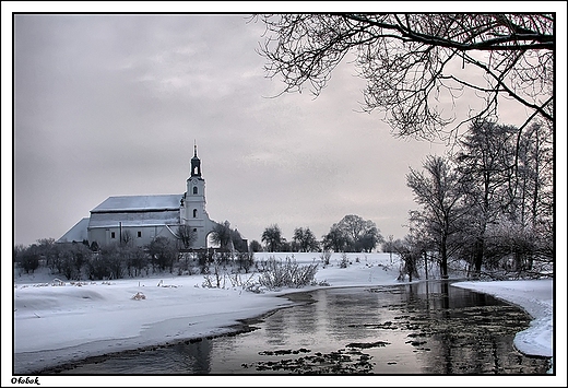 Oobok - pocysterski koci p.w. Jana Ewangelisty w zimowej szacie (zdjcie wykonane od strony rzeki Oobok)