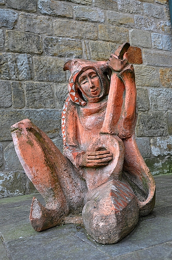 Rzeźby na dziedzińcu zamku w Nowym Wiśniczu