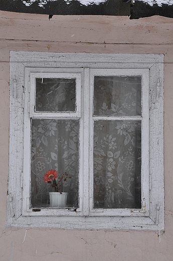 okno w wiejskim domu