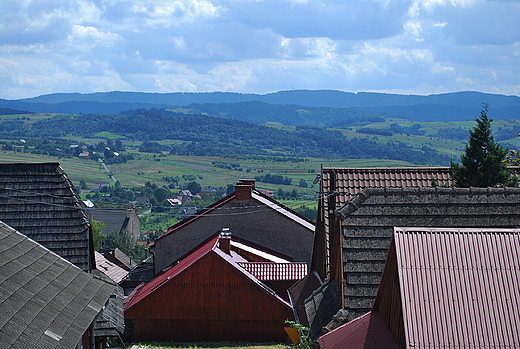 Nad dachami Lanckorony. Widok na Beskid Makowski.