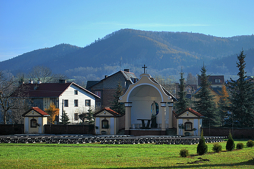 Widok na Beskid May sprzed kocioa w Inwadzie.