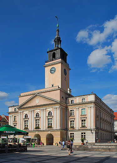 Gwny Rynek, Ratusz z 1924r. - neoklasycystyczny.