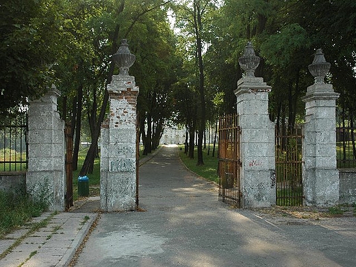 Szczekociny - brama do parku