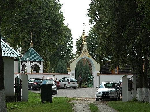 Jabeczna - wejcie na teren monastyru