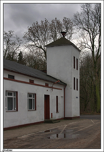 Grodziec - fragment starej remizy straackiej