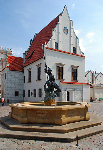 Stary Rynek. Budynek Wagi Miejskiej i fontanna Marsa.