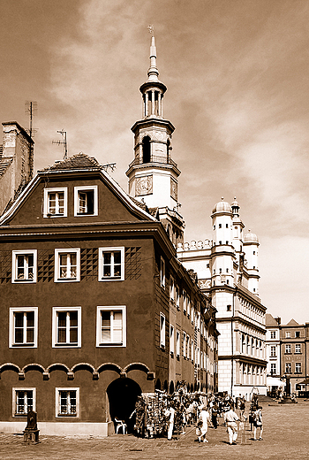 Stary Rynek. Kamieniczki budnicze i renesansowy Ratusz.