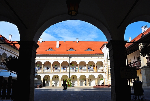 Widok na dziedziniec zamku w Niepoomicach