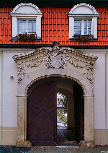 Zesp Parkowo Paacowy w Wielowsi - kartusz herbowy nad bram wjazdow