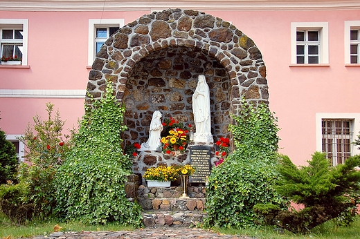 Grabw - kapliczka przed kocioem pofranciszkaskim