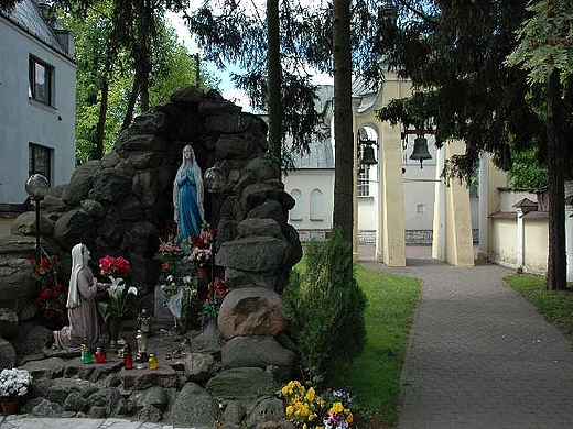 Midzyrzec Podlaski - grota z figurk z Lourdes