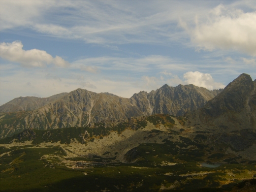 Widok na masywy okalajace Czarny Staw