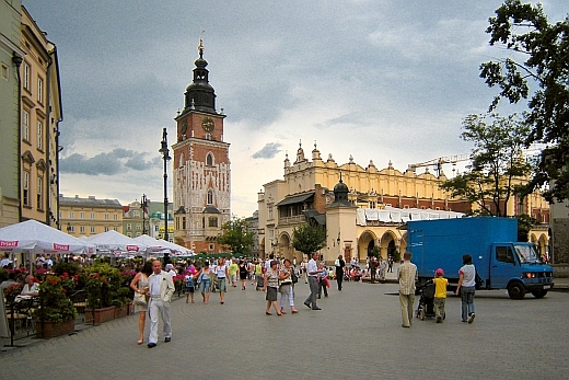 Rynek w Krakowie. Na pierwszym planie Sukiennice