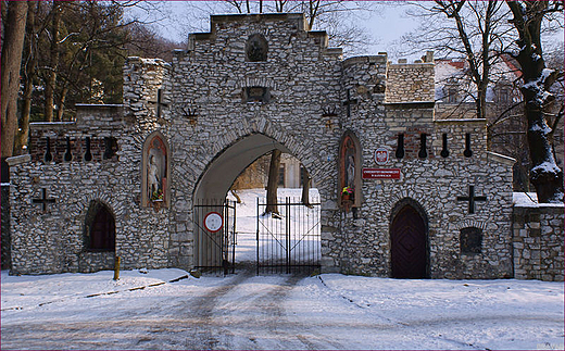 Zesp Paacowo Parkowy w Moszowej - Brama w.Floriana