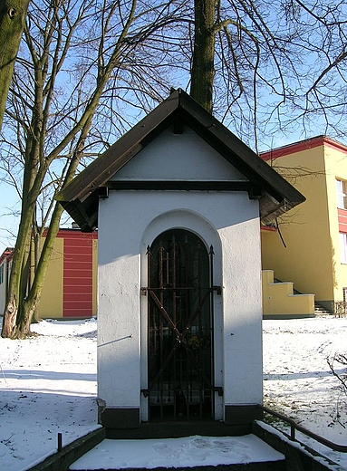 Murowana kapliczka na szlaku Jana Nepomcena w Koszcinie
