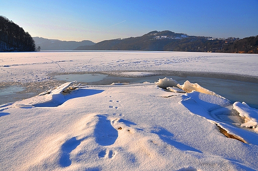 Zimowy krajobraz nad jeziorem ronowskim