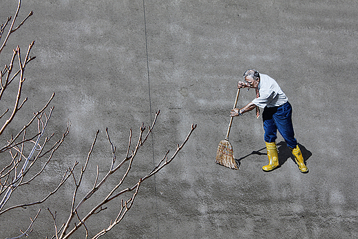 Murale na Zaspie - zamiatanie ciany