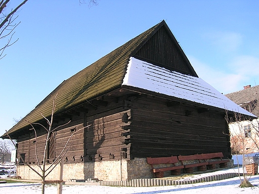 Zabytkowy drewniany spichlerz w Cieszowej z XVII w