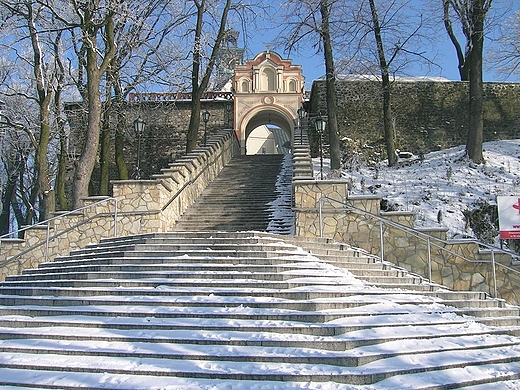 Schodki do kocioa ptniczego w.Anny na szczycie Gry w.Anny