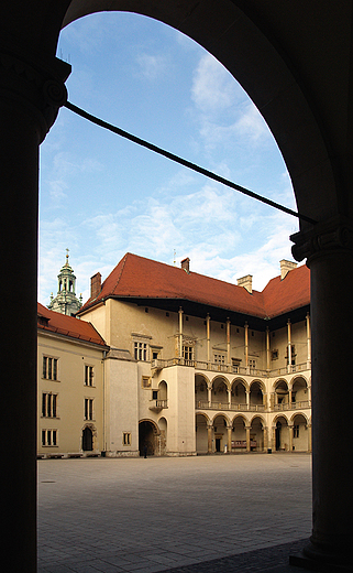 Wawel. Widok na dziedziniec spod arkad.