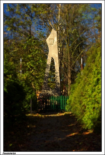 Iwanowice - Plac Kordeckiego - pomnik z 1966 r. postawiony dla pamici pomordowanych w czasach II wojny wiatowej
