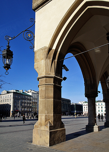 Krakw. Rynek Gwny widziany spod Sukiennic.