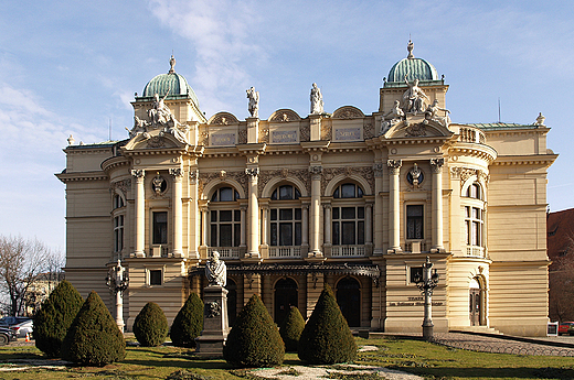 Eklektyczny z przewag neobaroku budynek Teatru i. J. Sowackiego.