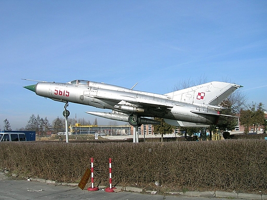 Samolot MIG przed lotniskiem sportowym Aeroklubu Gliwickiego na ul.Rybnickiej