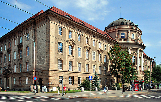 Pozna. zabytkowy gmach w centrum.