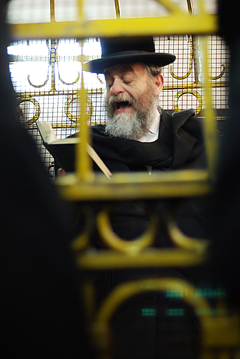 Rabin w rodku grobowca gono piewa modlitw