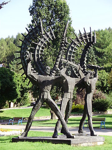 Krynica - monumentalna rzeba Bronisawa Chromego