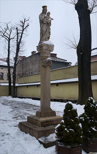 Koci w. Ducha w  Nowym Sczu - statua Matki Boskiej z Dziecitkiem