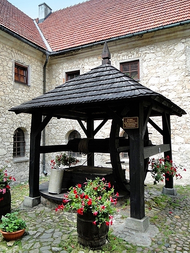Klasztor o.o. Franciszkanw Reformatw - wirydarz, zabytkowa studnia